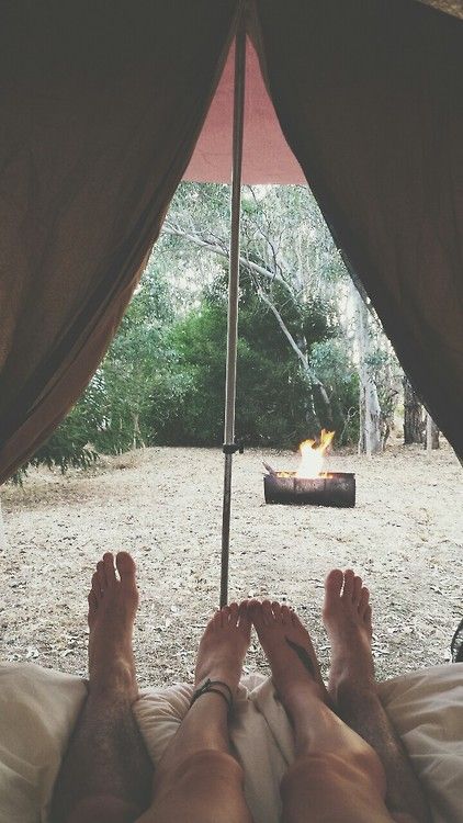 Road Trip Aesthetic Couple Camping, Romantic Camping, Camping Photo, At Home Date, Camping Aesthetic, Camping Photography, Camping Outdoors, Camping Ideas, Camping Life