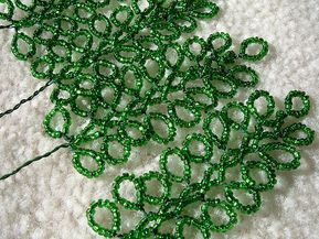 Beaded Christmas Tree, Christmas Tree Beads, Beaded Christmas Decorations, Christmas Tree Kit, Seed Bead Projects, Wire Sculptures, Beaded Flowers Patterns, French Beaded Flowers, Green Cat