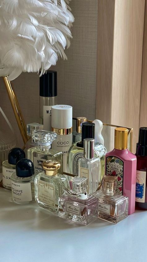 How To Organize Perfumes On Dresser, Profumo Victoria Secret, Koleksi Parfum, Perfume Organizer, Perfume Storage, Pheromone Perfume, Perfume Display, Organizer Ideas, Perfume Organization