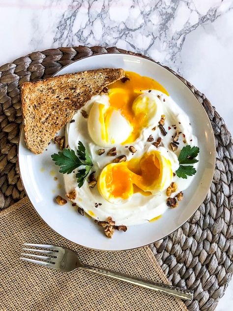 My Favorite Summertime Breakfast: Turkish Eggs with Yogurt Greek Yogurt Recipes Breakfast, Greek Bowls, Breakfast Ideas With Eggs, Ideas With Eggs, Summer Breakfast Recipes, Potato And Egg Breakfast, Breakfast With Eggs, Kale Feta, Yogurt Breakfast Bowl