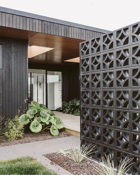 THAT'S A YES • Black Breeze Blocks. Well I never. Delicious. #Repost @homestylemag || Design @annika_rowson || Photog @the_virtue Breeze Block Wall, Privacy Fence Designs, Breeze Blocks, Building A Raised Garden, Backyard Privacy, Mid Century Architecture, Casa Exterior, Design Exterior, Block Wall