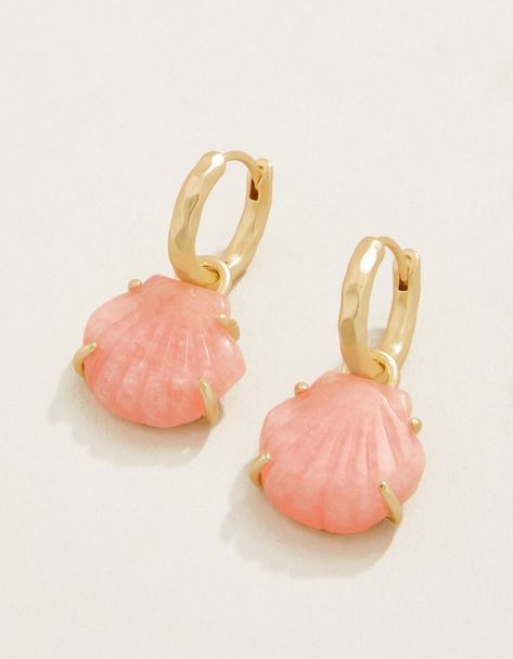 The ocean holds so many beautiful shells and creatures. We are spellbound with these mesmerizing Carved Moon Shell Convertible Hoop Earrings, featuring carved pink dyed jade and 18kt matte gold plating. For an additional look, remove the shell charm for a simple hoop. 2 looks in 1! Please note: This design features natural stones and each piece is one-of-a-kind. Colors and patterns may vary slightly from the image shown. Gold And Pink Jewelry, Gold Jewlry, Bama Rush, Preppy Cowgirl, Beachy Earrings, Beautiful Shells, Surf Jewelry, Preppy Jewelry, Mermaid Jewelry