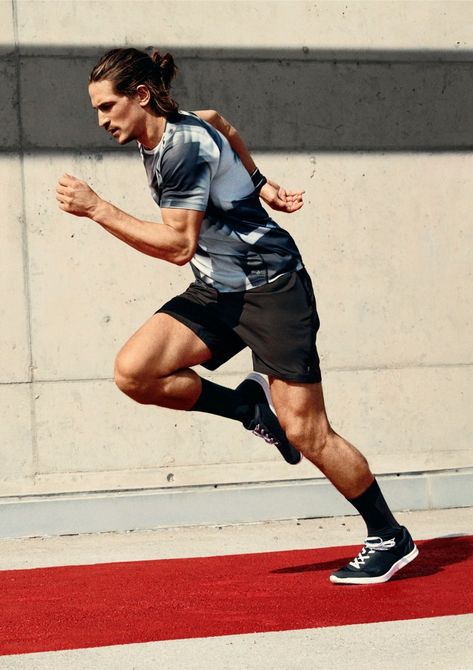 Jarrod Scott is off to a running star for H&M's latest campaign. Jarrod Scott, Urban Running, Running Pose, Sports Campaign, Sport Photoshoot, Half Marathon Training Plan, Marathon Training Plan, 남자 몸, Training Clothes