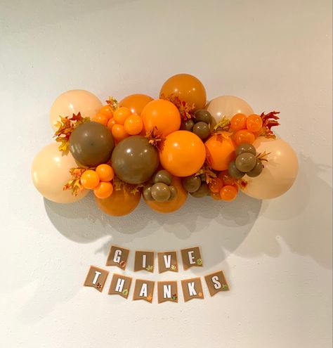 Mini organic balloon arch #balloongarland #balloondecor #balloonbackdrop #balloonart #balloondecorator #gemarballoons Thanksgiving Ballons Arch, Fall Balloon Backdrop Ideas, Thanksgiving Balloon Arch Ideas, Autumn Balloon Decorations, Thanksgiving Garland Balloons, Thanksgiving Balloon Garland Ideas, Friendsgiving Decorations Backdrop, Friendsgiving Balloon Garland, Thanksgiving Balloon Bouquet