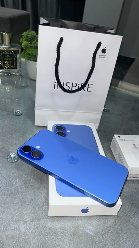 Inspire iphone 16 plus Iphone 16 Plus Blue, Iphone 16 Blue, Iphone 16 Plus, Make Up Games, Phone Obsession, Ipad Picture, Woods Outfit, Fake Home, Apple Headphone