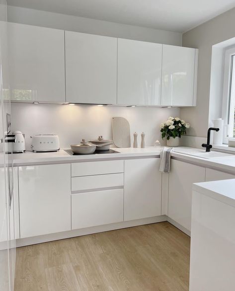 White Kitchen Inspiration, White Gloss Kitchen, Minimal Kitchen, Modular Kitchen Designs, Minimalist Kitchen Design, Sleek Kitchen, Kitchen Design Modern White, White Kitchen Design, White Cabinetry