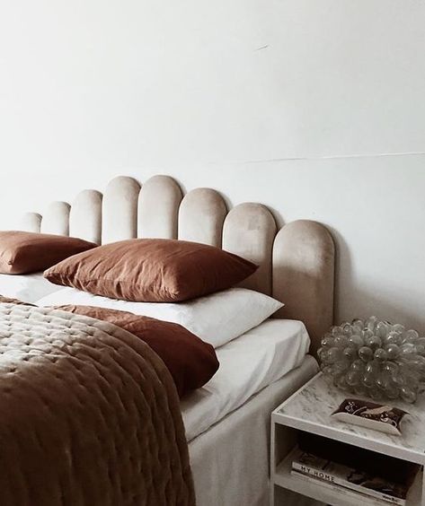 Lady finger velvet headboards 😍  Photo from @pinterest Calamine Bedroom, Copper Pillows, Brown Quilt, Interior Boho, Velvet Headboard, Color Story, Scandinavian Home, White Bedding, Sochi