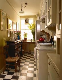 Eye For Design: Create A Lovely Galley Kitchen Nyc Apartment Aesthetic, Classic Farmhouse Kitchen, Hamish Bowles, Unfitted Kitchen, Apartment Decoration, Manhattan Apartment, Farmhouse Kitchen Design, Small Apartment Decorating, Apartment Aesthetic