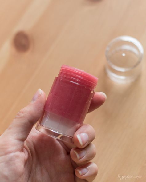 DIY Beet Root Lip Balm & Cheek Glow | Recipe & Tutorial - Jessoshii Diy Beetroot Lip And Cheek Tint, Lip And Cheek Tint Diy, Beet Root Lip Balm, Diy Lip Stain, Lip Stain Diy, Lip Tint Diy, Diy Natural Makeup, Diy Vitamin C Serum, Beet Root Powder