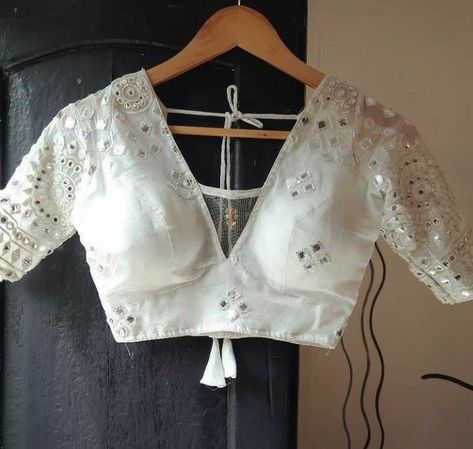 Blouse Designs Net, Trending Blouse Design, Net Blouse Designs, Blouse Design Latest, Back Open Blouse, White Blouse Designs, Blouse Boat Neck, Long Blouse Designs, Boat Neck Blouse Design