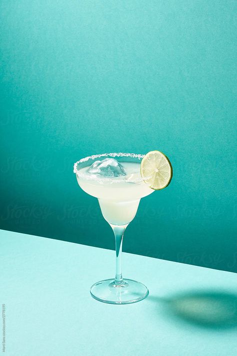 Blue Tequila, Turquoise Table, Mint Green Background, Mango Margarita, Lime Margarita, Watermelon Margarita, Classic Cocktail Recipes, Cocktail Photography, Slice Of Lime