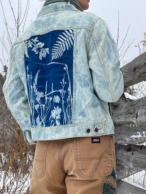 Cyanotype Clothing, Cyanotype Ideas, Jean Jacket Design, Closet Refresh, Remake Clothes, Boyfriend Cut Jeans, Reworked Clothes, Water Stone, Cyanotype Process