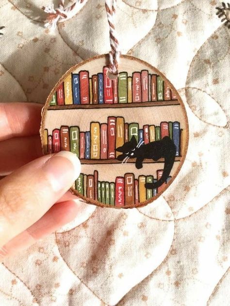 Wood Art Painted, Wood Art Ideas, Painted Wood Art, Bookshelf Wood, Wood Art Diy, Wood Cookies, Wood Slice Art, Wood Slice Crafts, Wood Art Projects