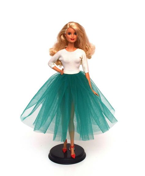 This tulle Barbie dress is easy to sew, and you don’t need any special tools, skills, or a lot of patience to make it. All you need for this simple sewing project is a small strip of jersey fabric and two strips of tulle, each measuring 25-40 inches by 6 inches, to make a midi tulle skirt. Of course, you can make your own tulle skirt shorter or longer. Furthermore, you have to add Velcro closure only to the bodice. The tulle attracts static electricity, so the tulle strips tend to cling together Habit Barbie, Free Barbie, Tule Rok, Tiny Dress, Barbie Dress Pattern, Sewing Barbie Clothes, Barbie Sewing Patterns, Diy Barbie Clothes, Barbie Doll Clothing Patterns