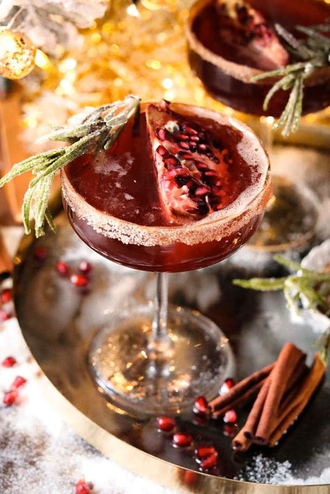 Enjoy this fizzy bourbon and champagne cocktail whenever the mood strikes! Bourbon Fizz, Tequila Punch, Caramel Apple Martini, Pomegranate Cocktails, Cranberry Cider, Girly Drinks, Bourbon Cocktail, Apple Martini, Cinnamon Syrup