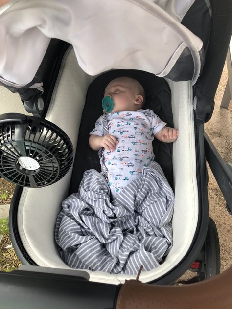 Our beach set-up: Fan, UPF 50 baby blanket, and the UPPABaby bassinet sun shield. Babies On The Beach, Uppababy Bassinet, Twin Baby Photos, Baby Alive Food, Baby Fan, Luxury Baby Clothes, Baby Sunscreen, Newborn Needs, Newborn Family Photos