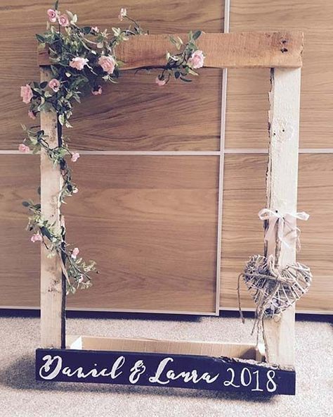 Vintage Wedding Ideas, Photo Boots, Photobooth Ideas, Diy Photo Booth, Wedding Photo Booth, Photo Booth Frame, Floral Photo, Wooden Wedding, Wedding Guide