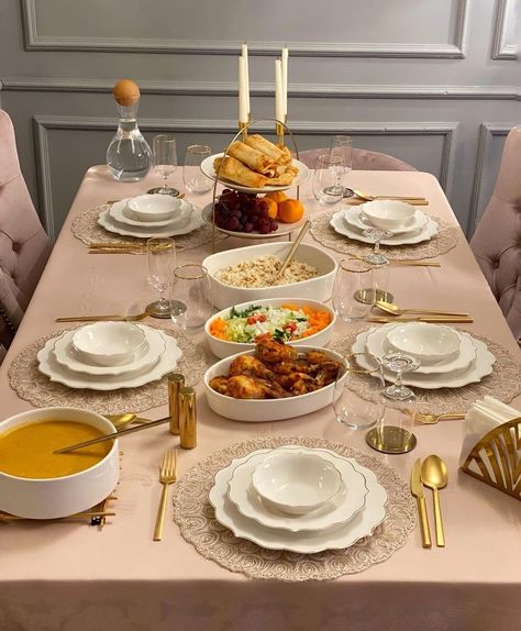 Ramadan Table Setting, Food Table Decorations, Food Display Table, Food Set Up, Amazing Food Decoration, Party Food Buffet, Catering Ideas Food, Party Food Platters, Dinner Table Setting