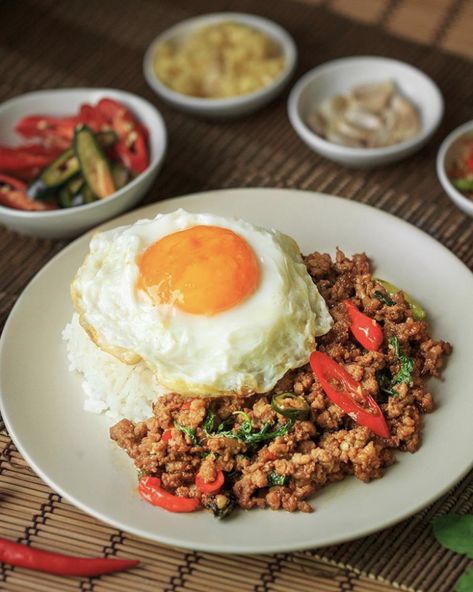 Pao Recipe, Pad Kra Pao, Popular Thai Dishes, Fried Basil, Thailand Street, Thai Food Photography, Thai Food Menu, Authentic Thai Food, Thai Foods