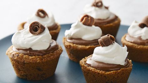 Decadent mini pies with chocolate chip cookie crust and French silk filling. They are simply too cute to eat just one! Unique Christmas Cookies, French Silk Pie, Silk Pie, Cupcake Tins, Grandmas Christmas, Best Christmas Cookies, Favorite Pie, Cookie Cups, French Silk