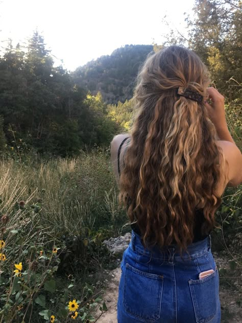 Lightly Wavy Hair, Long Wavy Hair Highlights, Light Brunette Curly Hair, Natural Wavy Hair Hairstyles, Long Loose Curly Hair, Curly Brown Hair Aesthetic, Long Naturally Wavy Hair, Curly Summer Hair, Aesthetic Wavy Hair