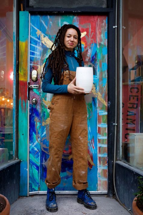 Ceramicist Outfit, Chores Outfit, Construction Outfit Women, Artist Outfit Style Painter, Women Construction Outfit, Women In Construction Outfits, Carhartt Overalls Outfit, Carhartt Women Outfits, Artist Outfit Style