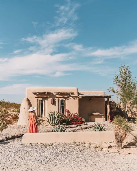 Adobe hut in Terlingua Texas Adobe Homes Modern, Adobe Homes Exterior, Pueblo Homes Exterior, Adobe Desert House, Small Adobe House, Desert Tiny Home, Adobe House Interior, Modern Adobe House Exterior, Desert House Exterior