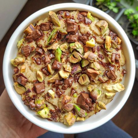 Lotte on Instagram: "CHOCOLATE + PISTACHIO BAKED OATS ➡️ swipe for the smush! Ok just look at that. Like REALLY look at it. And tell me you don't want to just smush your face into it. Chocolate and pistachio is THE combo for sweet and salty and my oh my did I love every bit of this 😩 Inspired by @healthbychels 💜 -------------- MIX TOGETHER: ▪️35g porridge oats ▪️15g oat flour ▪️30g vanilla creme vegan protein powder @proteinworks ** ▪️1/2tsp baking powder ▪️1/2 a banana ▪️Pinch of salt ▪️8 Chocolate Oat Cookies, Yoghurt Bowl, Chocolate Overnight Oats, Choco Banana, Chocolate Pistachio, Protein Oatmeal, Vegan Breakfast Easy, Banana Overnight Oats, Vegan Oatmeal