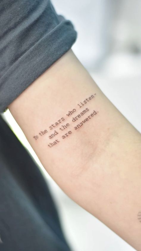 Small Acotar Tattoo Ideas, Small Acotar Tattoo, Acotar Tattoo Quotes, To The Stars Who Listen Tattoo, Tattoos Acotar, Rhysand Knee Tattoo, Rhysand Tattoo, Tattoos About Love, Body Doodles