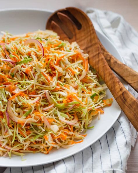 No Mayo Coleslaw, Coleslaw Recipe Easy, Creamy Coleslaw, Veggie Salad, Coleslaw Recipe, Chopped Salad, Meat Free, Red Meat, Vegetable Side Dishes