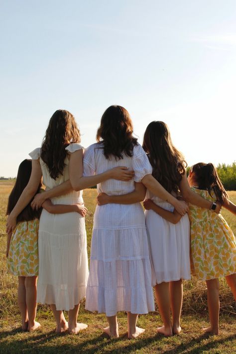 Preppy outdoor photography yellow and white family pictures boho outfit inspo Mother's Day nature outdoors Mother And Grown Daughter Photo Ideas, 4 Generations Photo Ideas Mothers, Mom And 3 Daughters, Mom And Three Daughters, Mother And Three Daughters, Mother Daughter Aesthetic, 4 Generations Photo, Mother Daughter Granddaughter, Zack Knight