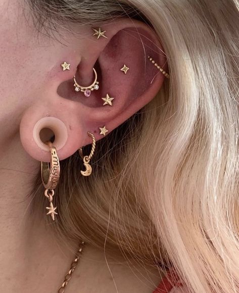 Trendy Ear Piercings, Gold Ear Stack, Unique Ear Piercings, Cool Ear Piercings, Pretty Ear Piercings, Cool Piercings, Cute Ear Piercings, Star Cluster, Cute Piercings