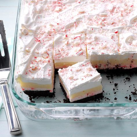 Desserts Layered, Pan Desserts, Candy Cane Dessert, Dessert Halloween, Oreo Cookie Crust, Christmas Desserts Easy, Christmas Recipes Easy, Desserts For A Crowd, Poke Cake