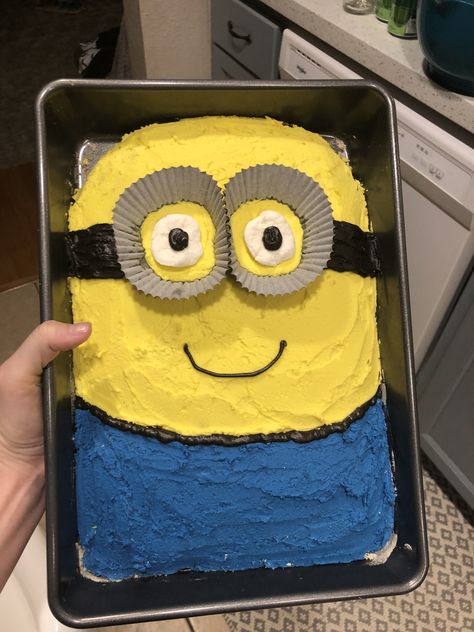 Easy Minion Cake, Minion Sheet Cake, Tyler Birthday, Black Icing, Diy Minions, Minion Birthday Cake, 9 Birthday, Minion Birthday Party, Minion Cake