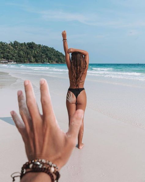 Travel Couples on Instagram: “Happy Sunday 🏖️” Aesthetic Romantic Couple, Couple Vacation Pictures, Poses Reference Photo, Couple Beach Poses, Beach Pictures Ideas, Photoshoot Couple Poses, Beach Couples Photoshoot, Couple Vacation, Hugs And Kisses Couples