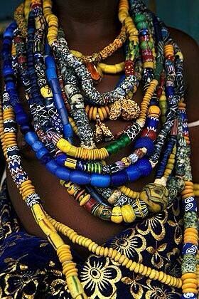 I love Ghanaian beads. Have a huge box full of them. Here: Krobo beads from Ghana....beautiful Collar Hippie, African Accessories, Afrikaanse Mode, Estilo Hippie, African Trade Beads, Mode Boho, Epilator, African Beads, African Jewelry