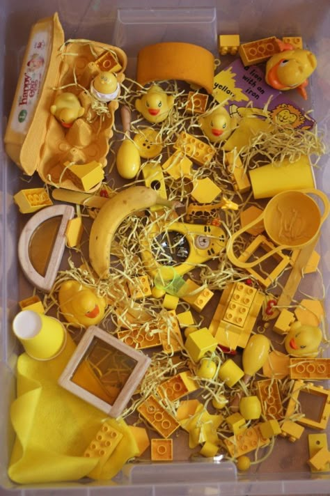 Shades of yellow sensory bin. I love this idea of exploring color with different objects Gifts To Make For Kids, Sensory Tubs, Sensory Tub, Imagination Tree, Diy Gifts To Make, Preschool Colors, Gifts To Make, Sensory Boxes, Sensory Table