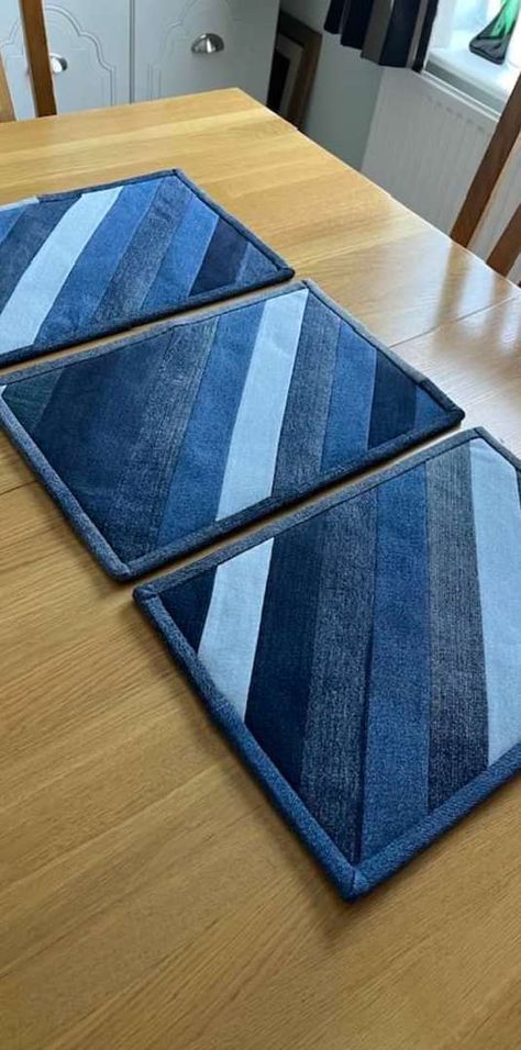 Denim Upcyclers | You may have seen my previous post on the start of this project to make 6 heatproof mats for the table centre | Facebook Blue Jean Placemats, Patchwork, Couture, Upcycling, Jean Quilt Ideas, Quilted Accessories, Denim Placemats, Jean Quilts, Denim Quilt Patterns