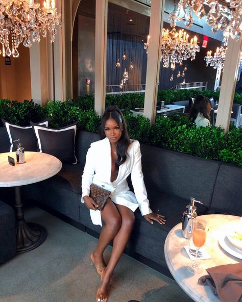 Luxurious Black Women, Black Woman Lawyer Aesthetic, Black Women Luxury Lifestyle, Black Woman Luxury, Dinner Pictures, Black Girls Luxury Lifestyle, Luxury Lifestyle Women, Rich Girl Lifestyle, Soft Life