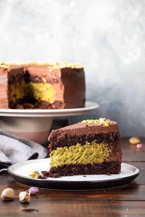 Dubai Chocolate Pistachio Cake Chocolate And Pistachio Desserts, Dubai Chocolate Cake Recipe, Chocolate And Pistachio Cake, Pistachio And Chocolate Cake, Chocolate Pistachio Dessert, Restaurant Desert Ideas, Dubai Chocolate Recipe, Cake Recipes Pistachio, Sweet Tray Bake Recipes