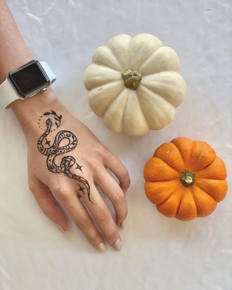 Henna Designs Snake, Henna Tattoo Designs Snake, Snake Henna Tattoo, Snake Henna, Christmas Henna, Halloween Henna Tattoos, Witchy Henna, Halloween Henna Design, Spooky Henna