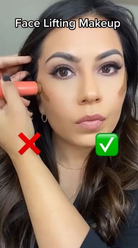 This is a guide on an easy face lift makeup hack. Learn how to lift your face with makeup in this quick post. Highlight And Bronzer Guide, Simple Face Contouring, Counturing Face Lift, Contour To Lift Face, Contour For Face Lift, Make Up To Make Face Slimmer, Contour For Lifted Face, Facelift With Makeup, How To Use Highlighter On Face