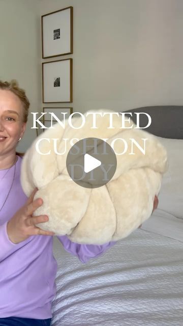 Knot Cushion Diy, How To Make A Knot Pillow, Knot Pillow Diy Tutorials, Knot Pillow Tutorial, Knotted Cushion, Diy Knot Pillow, Knot Pillow Diy, Monkey Knot, Dyed Pillows