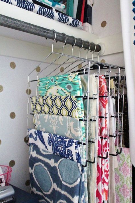 Use Pants Hangers to store fabric - I Heart Organizing via Melly Sews Sew Ins, I Heart Organizing, Organized Closet, Coin Couture, Room Hacks, Sewing Storage, Dream Craft Room, Sewing Room Organization, Ideas Para Organizar