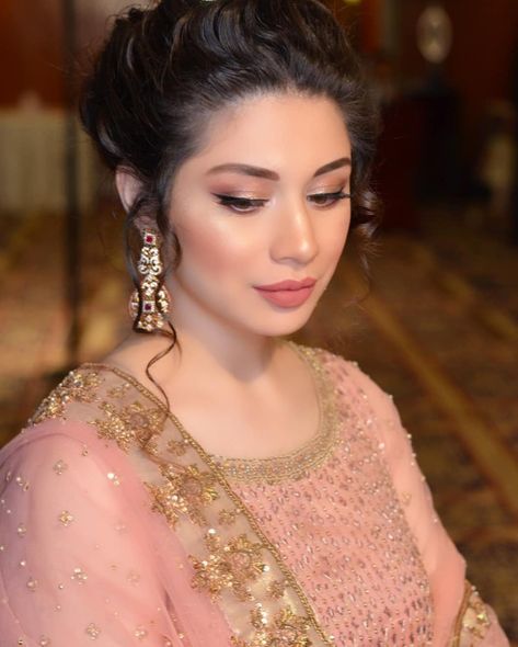 Wedding Guest Makeup Pakistani, Makeup With Peach Dress Pakistani, Light Pink Lehenga Makeup Look, Pakistani Actress Makeup Look, Blush Pink Pakistani Dress, Fresh Face Makeup, Light Makeup Looks, Light Pink Dress, Makeup Styles