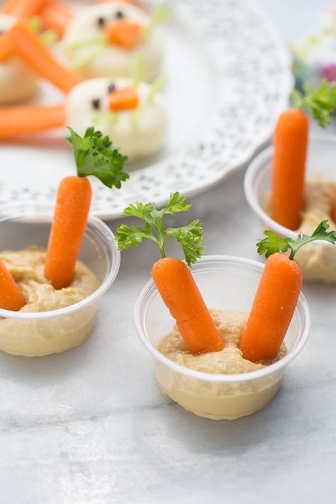 carrots topped with parsley in hummus cups Snacks For Easter, Spring Food Ideas, Easter Party Snacks, Easter Kids Snacks, Daycare Snacks, Healthy Easter Snacks, Make Healthy Snacks, Yummy Nummies, Easter Kids Food