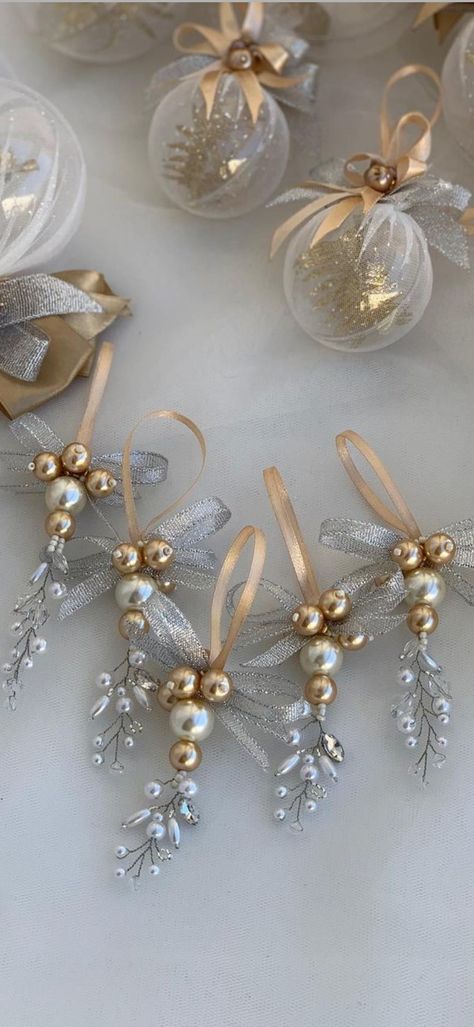 Christmas Pearls Decoration, Tinsel Ornaments Diy, Pearl Christmas Decorations, Tulle Ornaments, Pearl Christmas Ornaments, Pearl Christmas Tree, Elegant Ornaments, Fancy Christmas Ornaments, Christmas Tree Balls