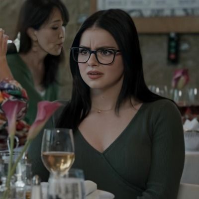 Modern family icons Modern Family Icons, Alex Dunphy, Emma Ross, Ariel Winter, Family Women, Tv Show Outfits, Character Aesthetic, Family Outfits, Modern Family