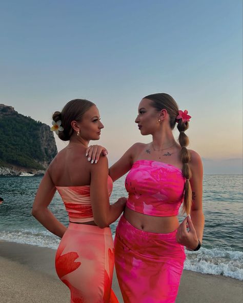 Resort Photoshoot Ideas Friends, Bestie Holiday Photos, Best Friend Summer Photoshoot, Vacay With Bestie, Besties Vacation Pictures, Beach Outfit With Friends, Hawaii Best Friend Pictures, Bestie Photoshoot Ideas Beach, Short Tall Friend Poses