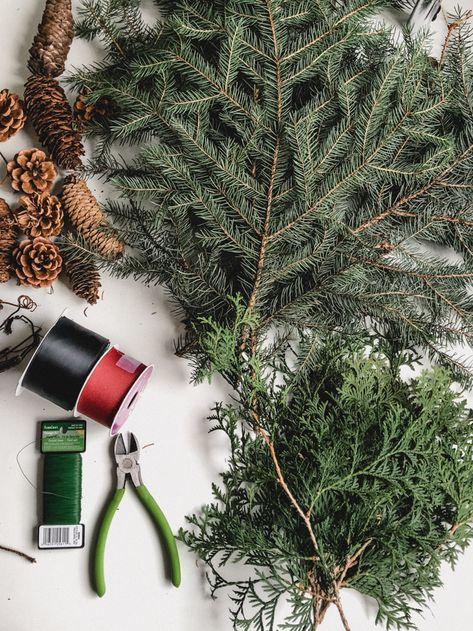 Love this DIY Pine Wreath! Learn how to make your own DIY Pine wreath for the Christmas holidays with this easy tutorial. Love the use of foraged greenery and natural elements in this large-scale wreath! The simple evergreen branches look gorgeous on the grapevine wreath base. A fun, affordable giant wreath for the front door, or anywhere! #holiday #DIY #Christmas #winter Diy Pine Wreath, Christmas Greenery Decor, Crismas Tree, Diy Cone, Christmas Advent Wreath, Homemade Wreaths, Christmas Wreaths Diy Easy, Evergreen Wreath, Christmas Door Wreaths